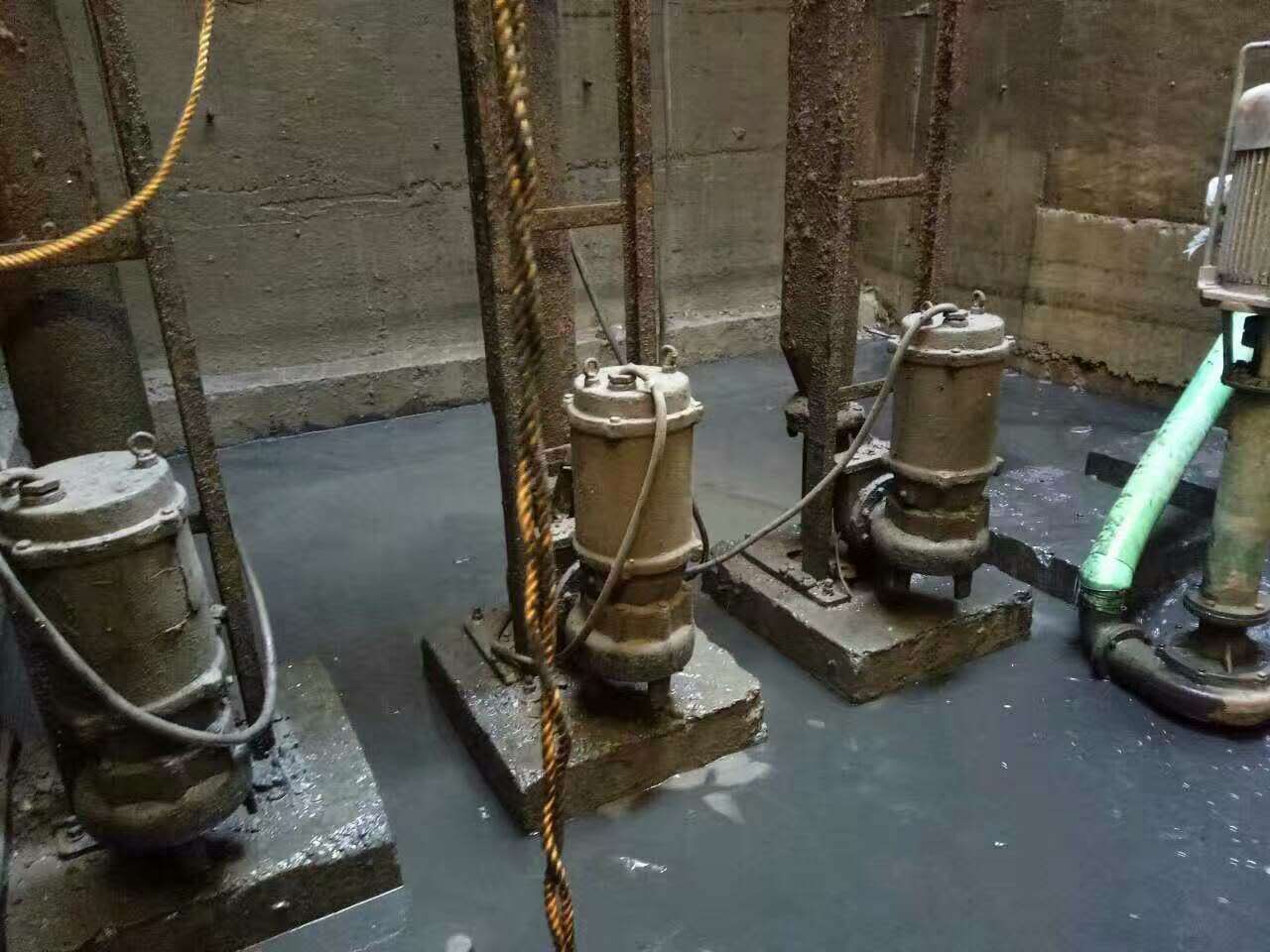 鼎湖污水池清理