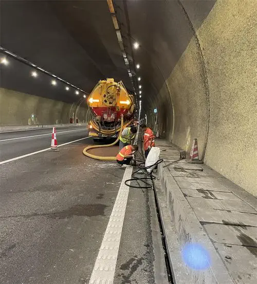 鼎湖隧道排水渠清淤